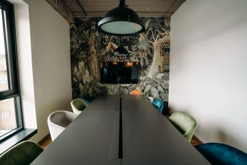 zasedací místnost WorkLounge s okny k pronájmu v Karlíně