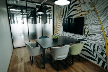 Konferenční místnost WorkLounge Karlín 5 křesel a TV