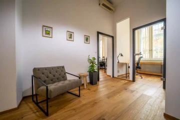 Pronájem kanceláře Praha 5, gauč a luxusní zděnné kanceláře