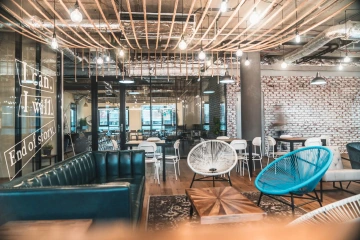 Práce ze sdĂlenĂ©ho lounge s design prvky WorkLounge PĹ™Ăkopy