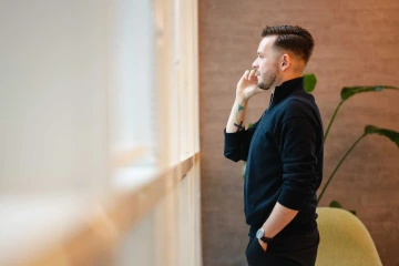 Open space Kancelář WorkLounge Karlín tichý lounge s křesly a telefonní budky